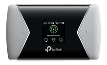 TP-Link M7450 4G-router med modem AC1200, sort med sølvkanter, display for signal/batteri/netværk og højre tænd/sluk-knap.