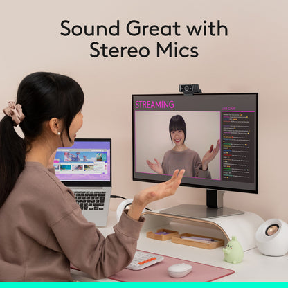 Logitech C922 Pro Stream Webcam i brug ved pc, "Sound Great with Stereo Mics" tekst synlig på skærm.