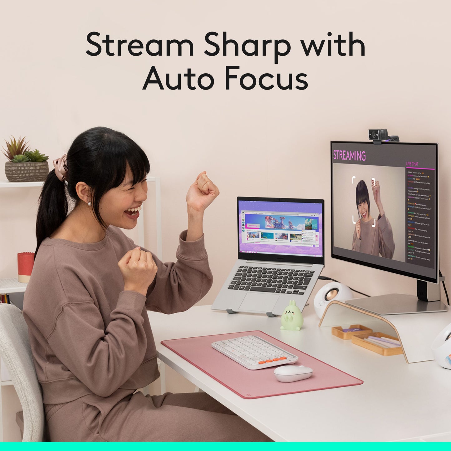 Logitech C922 Pro Stream Webcam sort på computerskærm med tekst: Stream Sharp med autofokus.