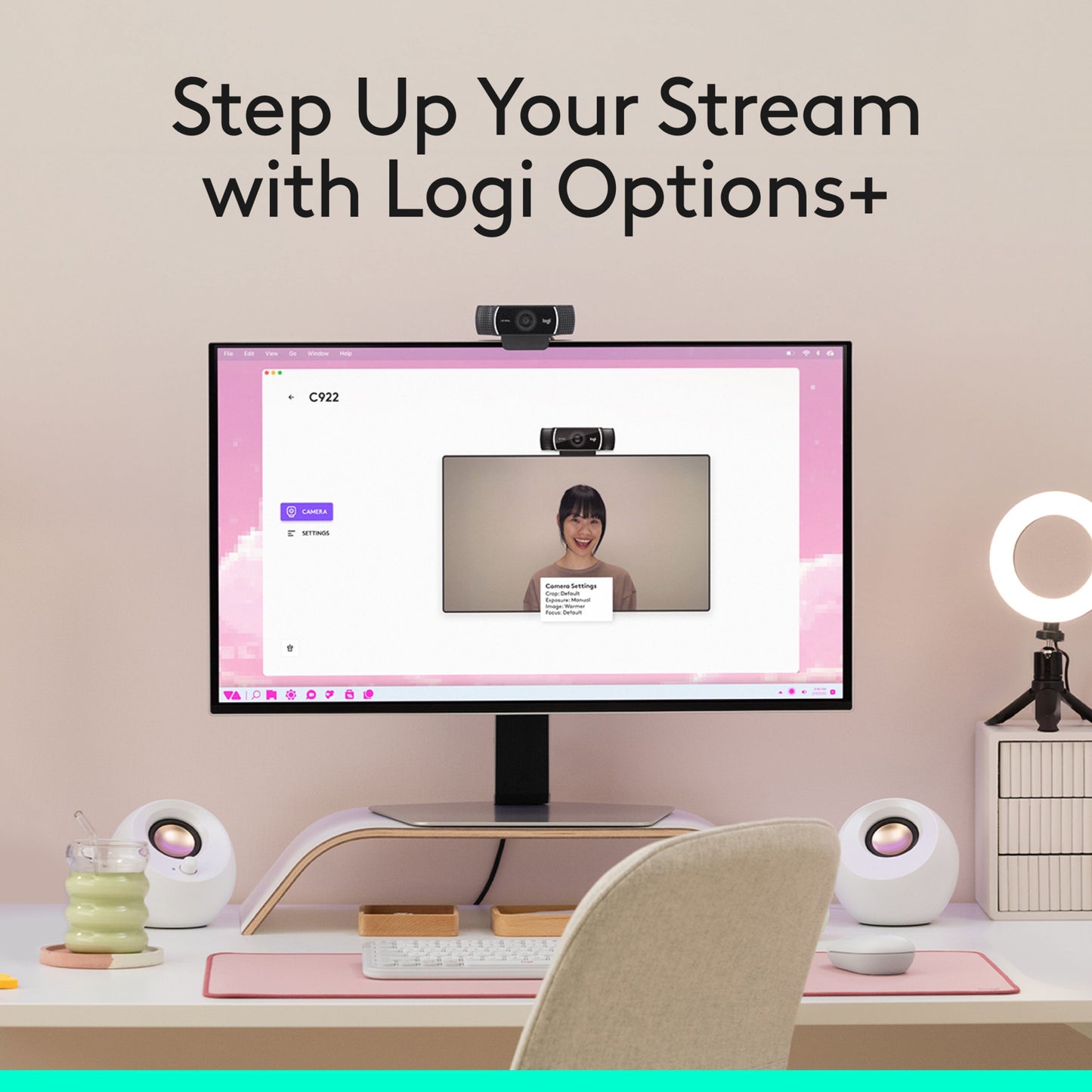 Logitech C922 Pro Stream webcam sort på skrivebord, Full HD 1080p stream vises med indstillinger på computerskærm.