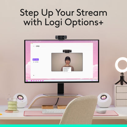 Logitech C922 Pro Stream webcam sort på skrivebord, Full HD 1080p stream vises med indstillinger på computerskærm.