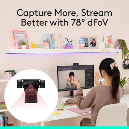 Logitech C922 Pro Stream Webcam sort, bruges til livestream ved skrivebord, 78° synsfelt vises på skærm.