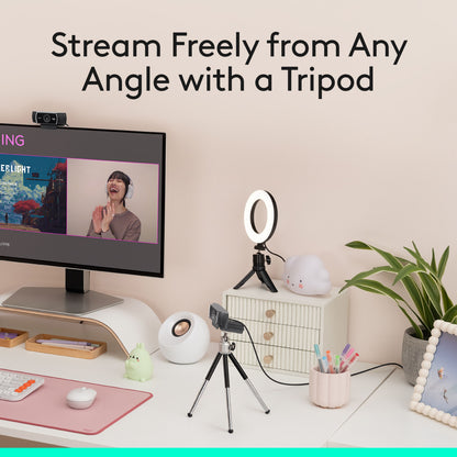 Logitech C922 Pro Stream Webcam på stativ ved siden af ringlys, livestream på skærm, tekst: Stream frit fra alle vinkler.