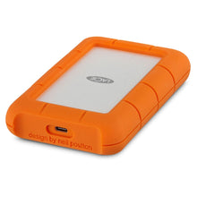 Lacie Robust ekstern harddisk 4TB med orange/grå gummibeklædning, USB-C port, design by neil poulton, Lacie logo på toppen.