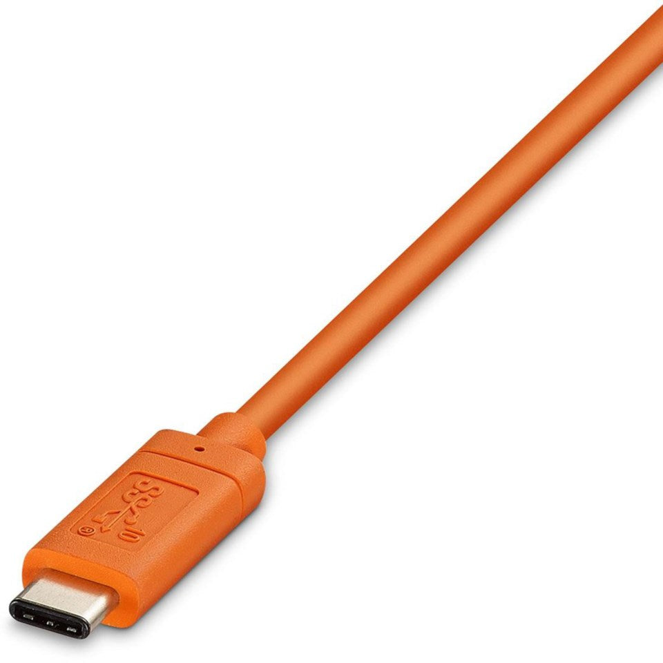 Lacie Robust ekstern harddisk USB-C-kabel orange, stik i fokus, kabel strakt diagonalt, kapacitet 4 TB.