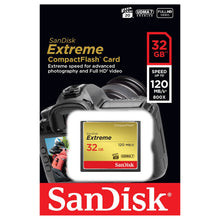 SanDisk Extreme CF-kort 32GB op til 120MB/s sammen med digitalkamera, sort/rød emballage med hvid og gul tekst.