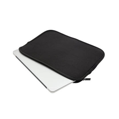 Sølvfarvet laptop 13,3" delvist ude af sort computertaske, synlig lynlås og hjørner på computeren.