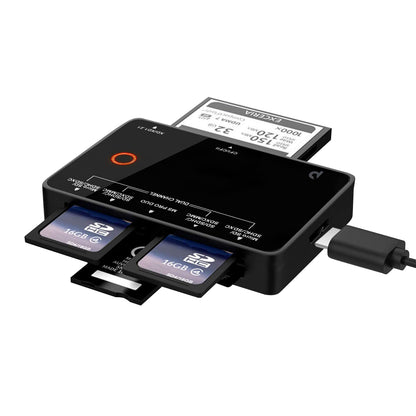 Plexgear Ultra 3.0 kortlæser sort med USB-kabel, SD, microSD og CompactFlash kort isat.