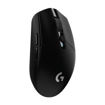 Logitech G305 Lightspeed trådløs gamingmus sort, HERO-sensor, scrollhjul, sideknapper, Logitech G-logo, set fra vinkel.