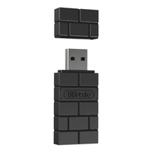 8Bitdo Trådløs USB-adapter 2 sort USB-stick med aftageligt låg, 8Bitdo-logo, USB-stik synligt til Nintendo Switch.