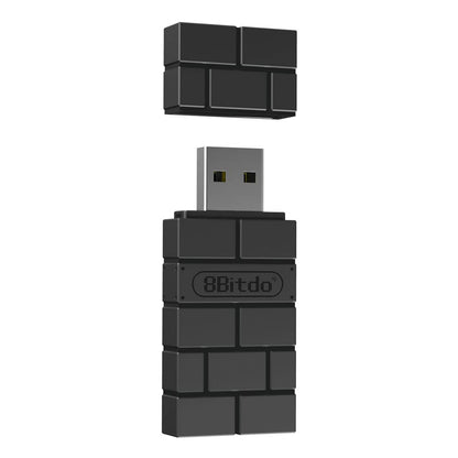 8Bitdo Trådløs USB-adapter 2 sort USB-stick med aftageligt låg, 8Bitdo-logo, USB-stik synligt til Nintendo Switch.