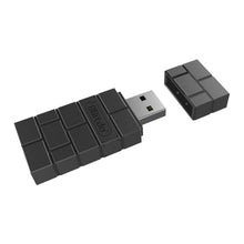8Bitdo Trådløs USB-adapter 2 med hætte, kompatibel med Bluetooth-controllere og Nintendo Switch.