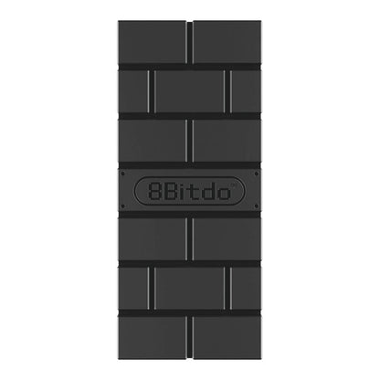 8Bitdo Trådløs USB-adapter 2 sort rektangulær med gittermønster og 8Bitdo-logo til Bluetooth-håndkontroller og Switch.