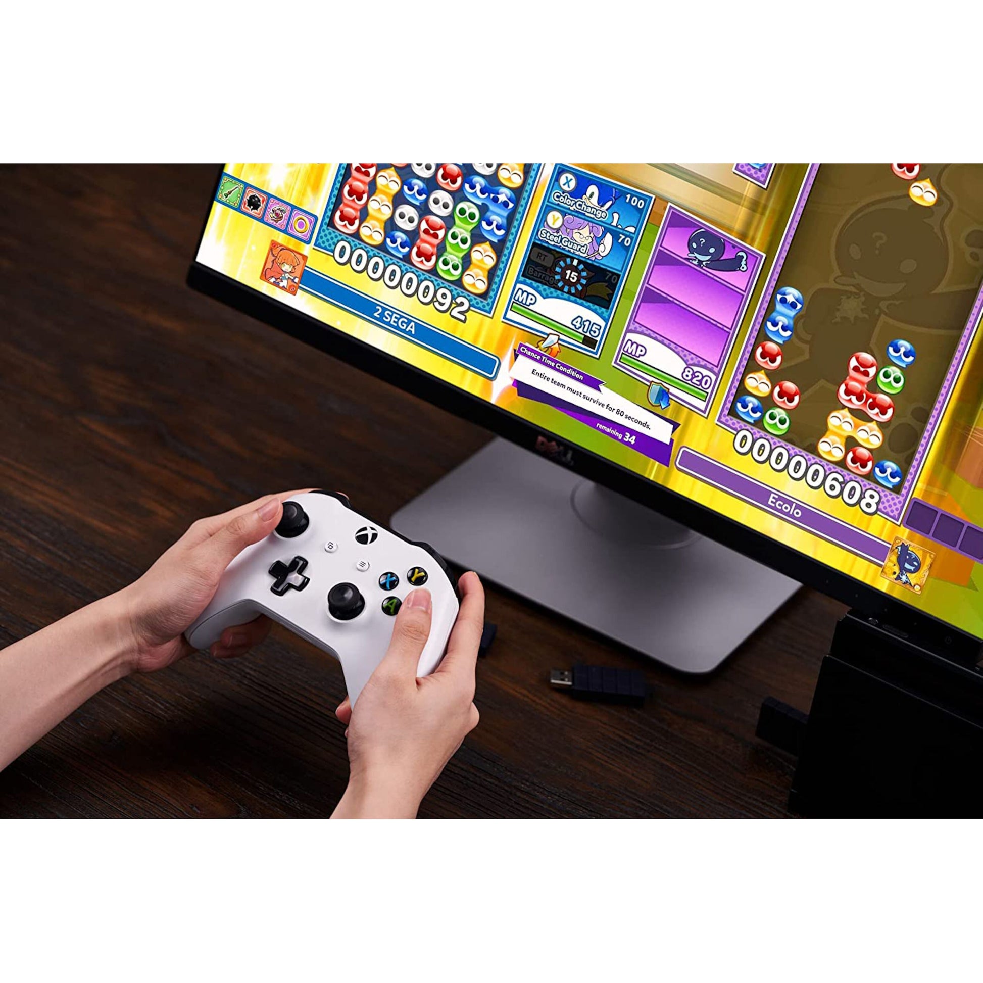 Hvid Xbox-controller og 8Bitdo Trådløs USB-adapter 2 koblet til pc under farverigt spil på skærm.