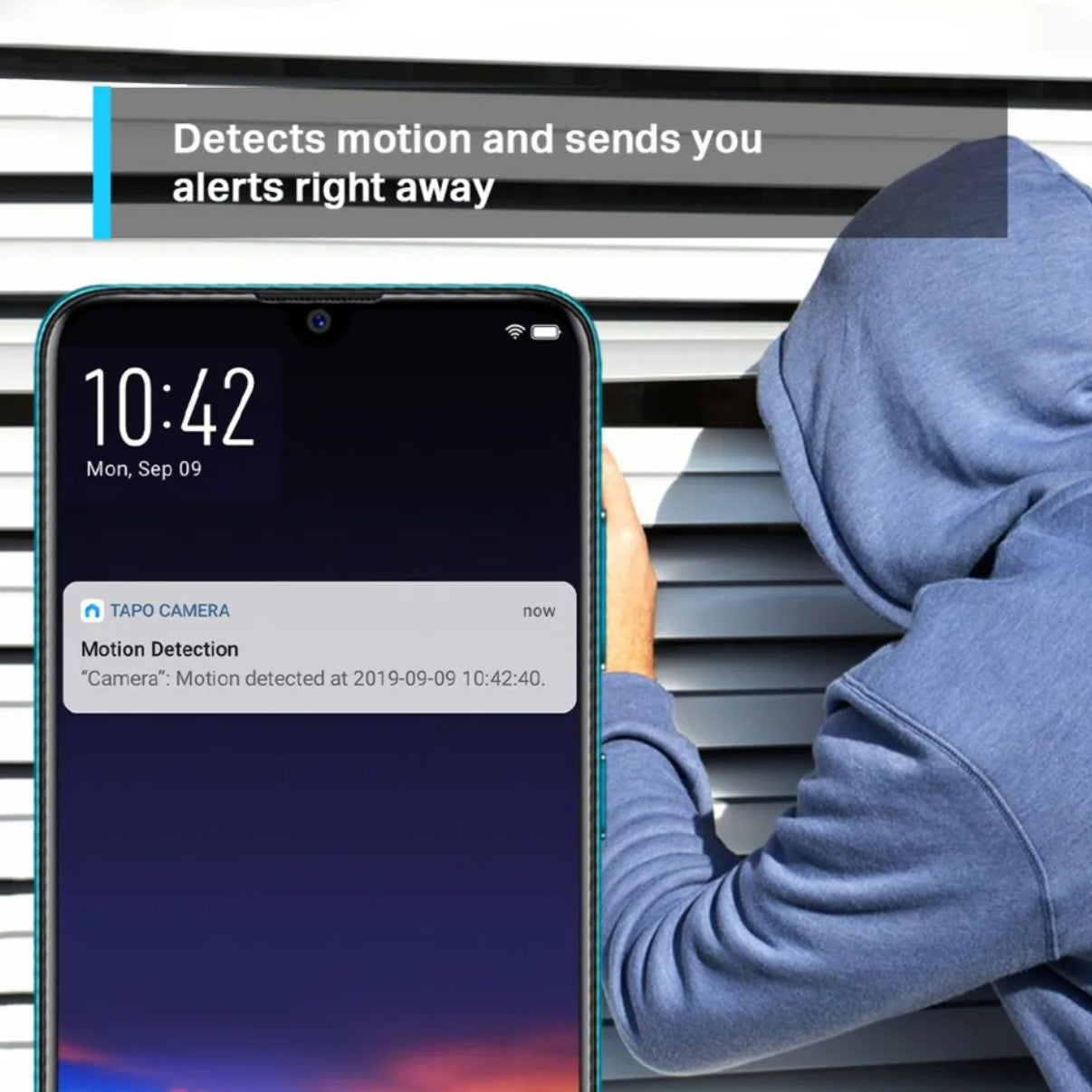 TP-Link Tapo C200 trådløst overvågningskamera, bevægelsesnotifikation vises på smartphone, tekst: Registrerer bevægelse.