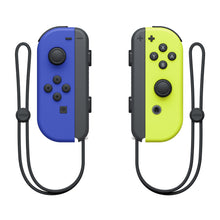 Nintendo Joy-Con par controllere blå/gul side om side med sorte håndledsremme monteret.