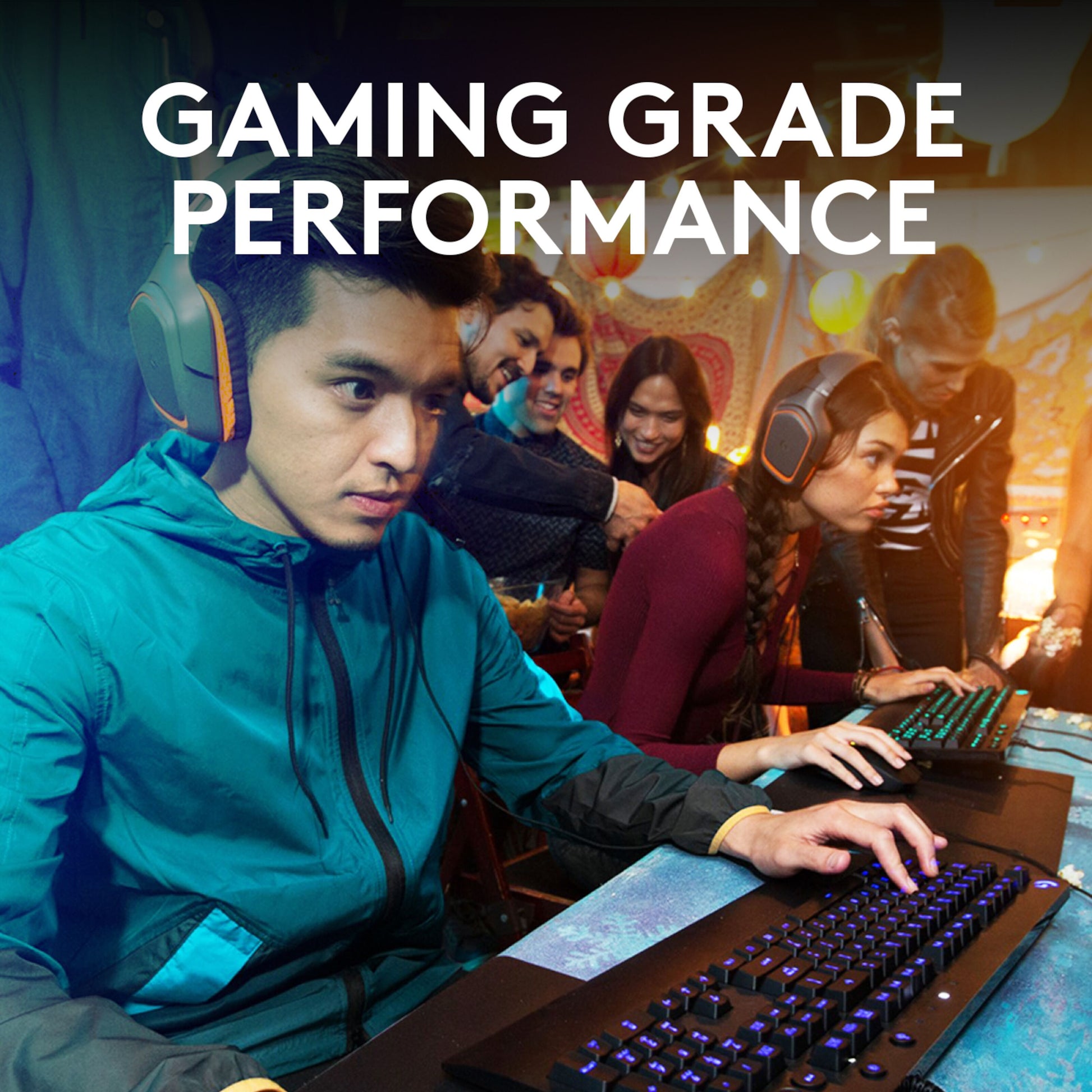 Logitech G213 Prodigy gaming-tastatur med RGB-belysning ses brugt ved computere, tekst "GAMING GRADE PERFORMANCE.