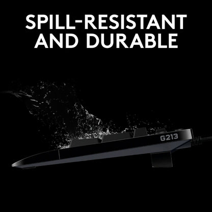 Logitech G213 Prodigy gaming-tastatur sidevinkel, vandstænk viser vandafvisende design, hvid tekst: SPILDSIKKER OG HOLDBAR.