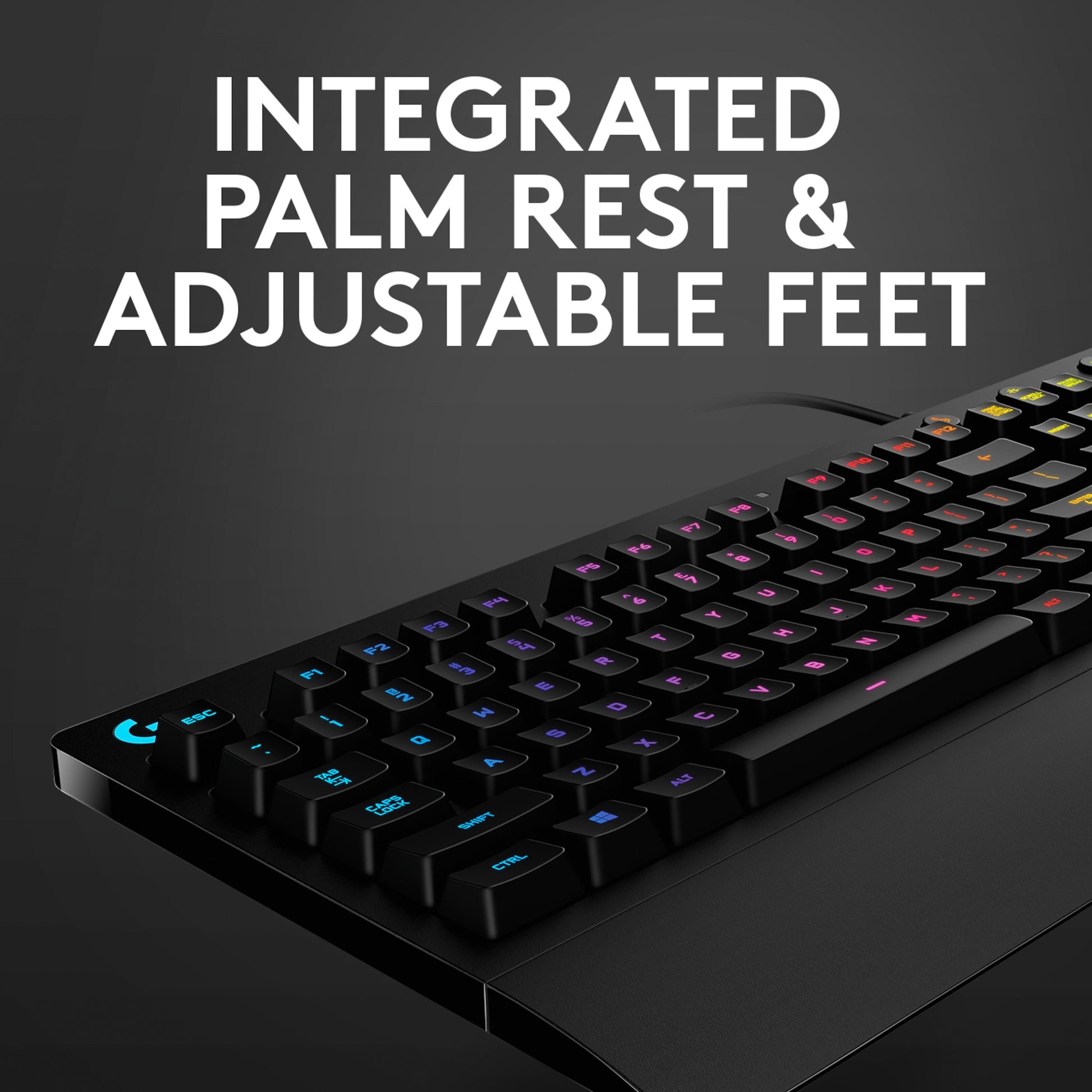 Logitech G213 Prodigy gaming-tastatur sort med RGB-lys, integreret håndledsstøtte, justerbare fødder, tekst: Integreret håndledsstøtte og justerbare fødder.