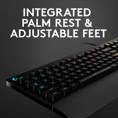 Logitech G213 Prodigy gaming-tastatur sort med RGB-lys, integreret håndledsstøtte, justerbare fødder, tekst: Integreret håndledsstøtte og justerbare fødder.