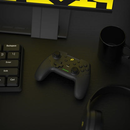 Arrogant Bastard Plexgear Trådløs Controller X3 sort ved tastatur, skærm med gul-sort display, sort kop og hovedtelefoner.