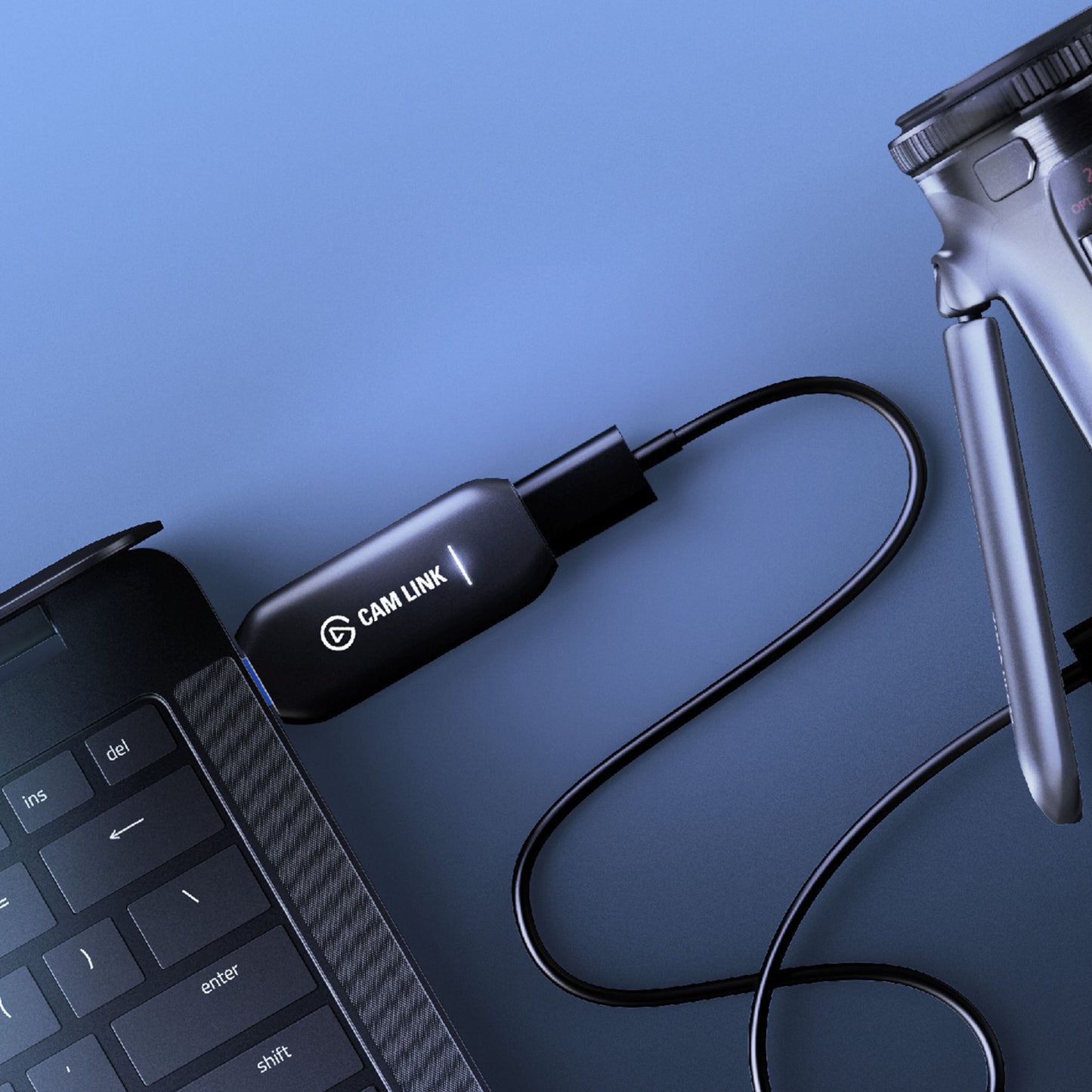 Elgato Cam Link 4K kameraadapter HDMI til USB, eksternt kamera, bærbar computer, blå baggrund.
