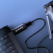 Elgato Cam Link 4K kameraadapter HDMI til USB, eksternt kamera, bærbar computer, blå baggrund.