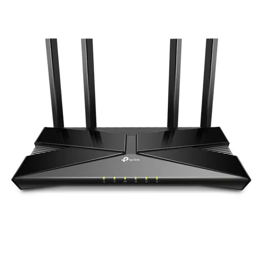 TP-Link Archer AX1500 sort WiFi 6 router med fire opretstående antenner og grønne indikatorlys på frontpanelet.