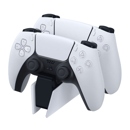 At hvide PlayStation 5 trådløse controllere på sort og hvid Sony DualSense Opladestation til controller.