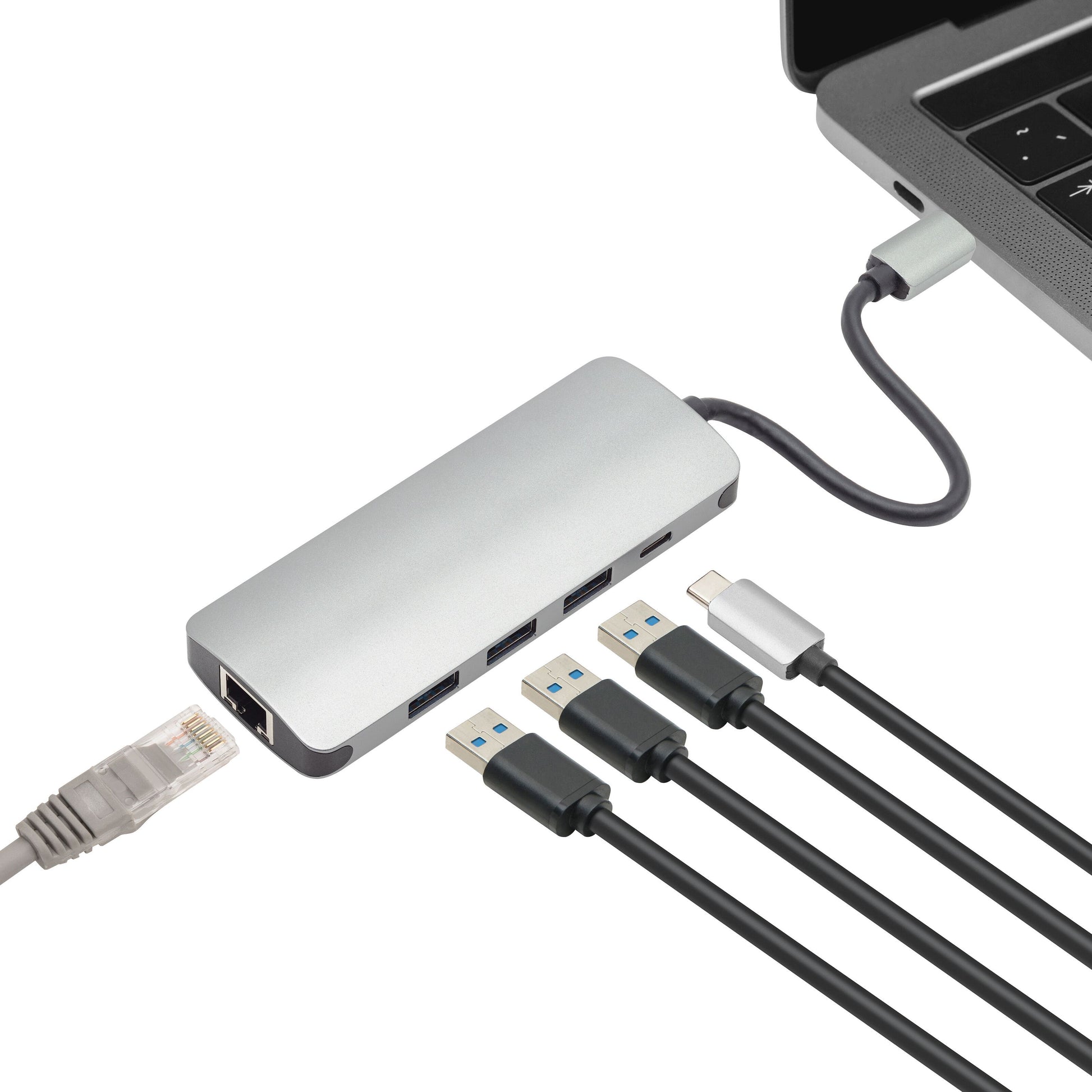 Plexgear USB-C multiadapter sølv 5 porte tilsluttet laptop med Ethernet, USB og USB-C porte, flere kabler, op til 100 W.