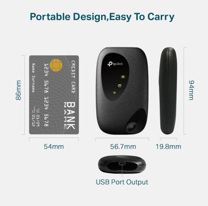 TP-Link M7200 4G-router sort, måler 56,7x94x19,8 mm med USB-port, vist ved siden af kreditkort for størrelsesreference.