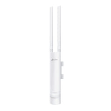 TP-Link Omada EAAS525 AC1200 udendørs access point med to vertikale antenner, vægmontering og POE-understøttelse.