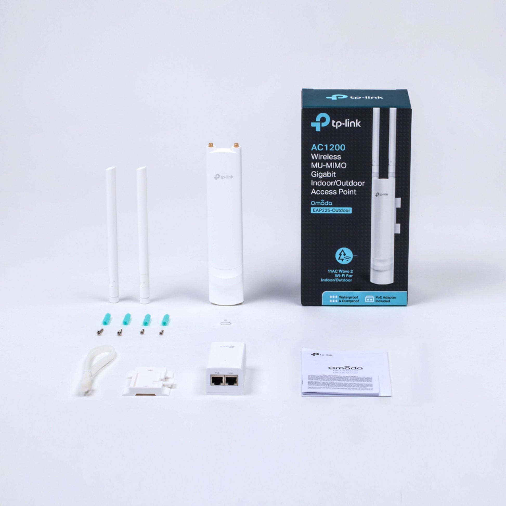 TP-Link Omada EAAS525 AC1200 roaming-adgangspunkt med antenner, PoE-injektor, strømforsyning, skruer, kabel, manual og æske.