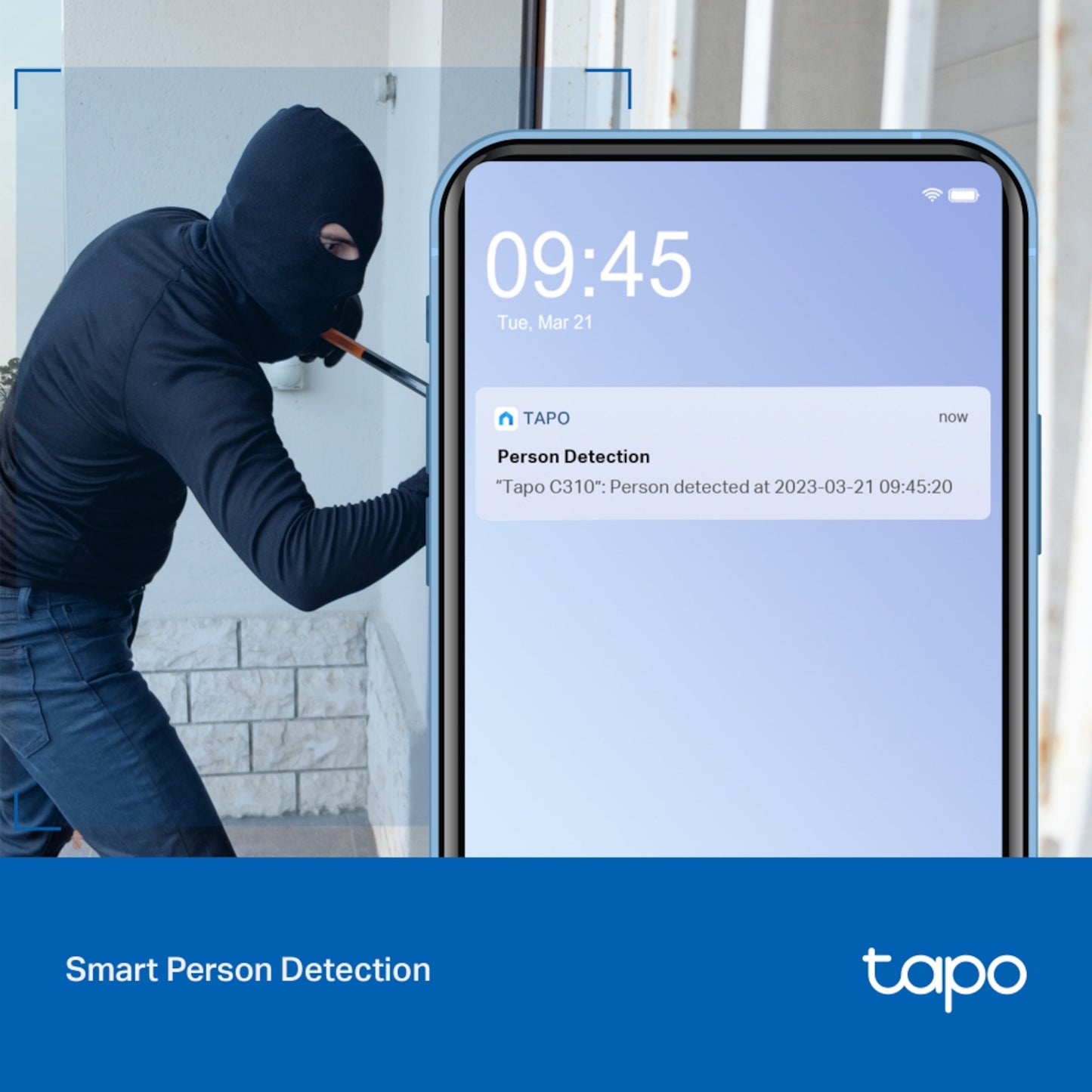 Tp-Link Tapo C310 Trådløst overvågningskamera sender ejendomsovervågning-alert på smartphone-skærm i forgrunden.