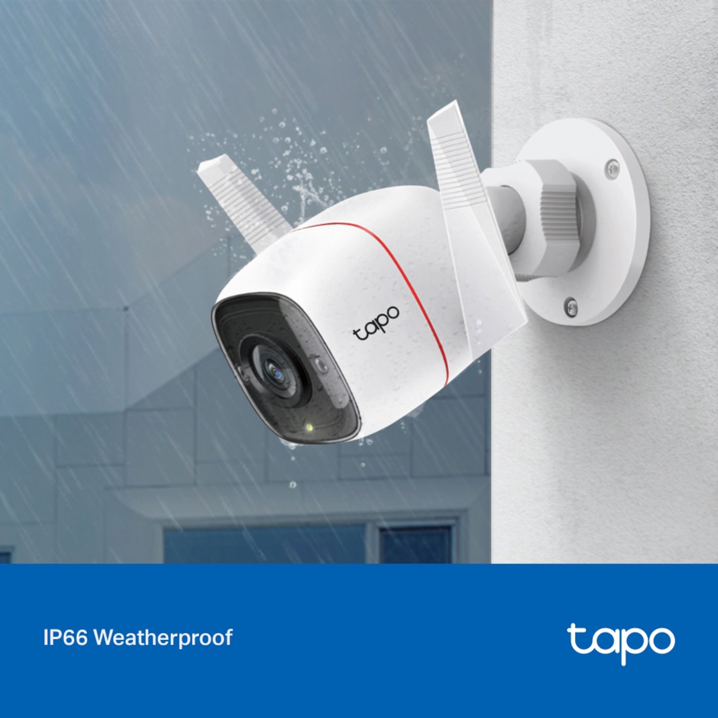 TP-Link Tapo C310 trådløst overvågningskamera monteret udendørs i regn, vanddråber, IP66 Weatherproof og Tapo-logo.