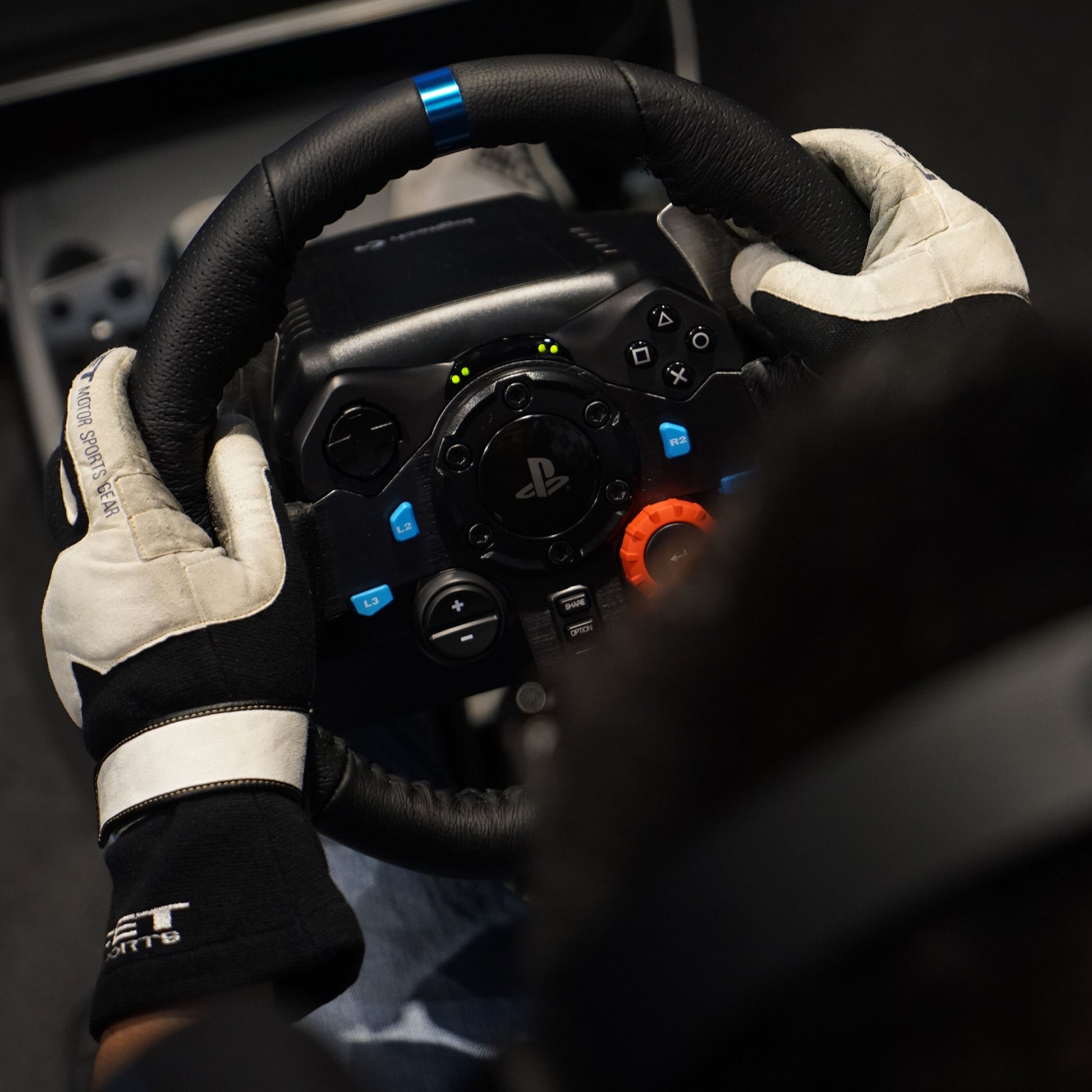 Logitech G29 Driving Force rat til Playstation og PC sæt ovnfra med synlige knapper og indikatorlys, brugt med kørehåndsker.