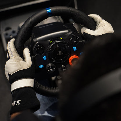 Logitech G29 Driving Force rat til Playstation og PC sæt ovnfra med synlige knapper og indikatorlys, brugt med kørehåndsker.