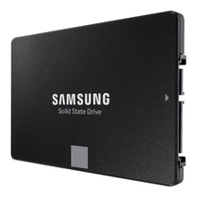 Samsung 870 EVO SSD 500 GB sort, Samsung-logo og Solid State Drive-tekst på forsiden, stik synligt i højre side.