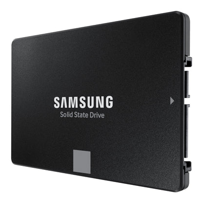 Samsung 870 EVO SSD 500 GB sort, Samsung-logo og Solid State Drive-tekst på forsiden, stik synligt i højre side.
