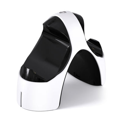 Plexgear Opladningsstation X4 til håndkontroller, hvid/sort med buede flader og LED-indikator, PS5 DualSense-stil.
