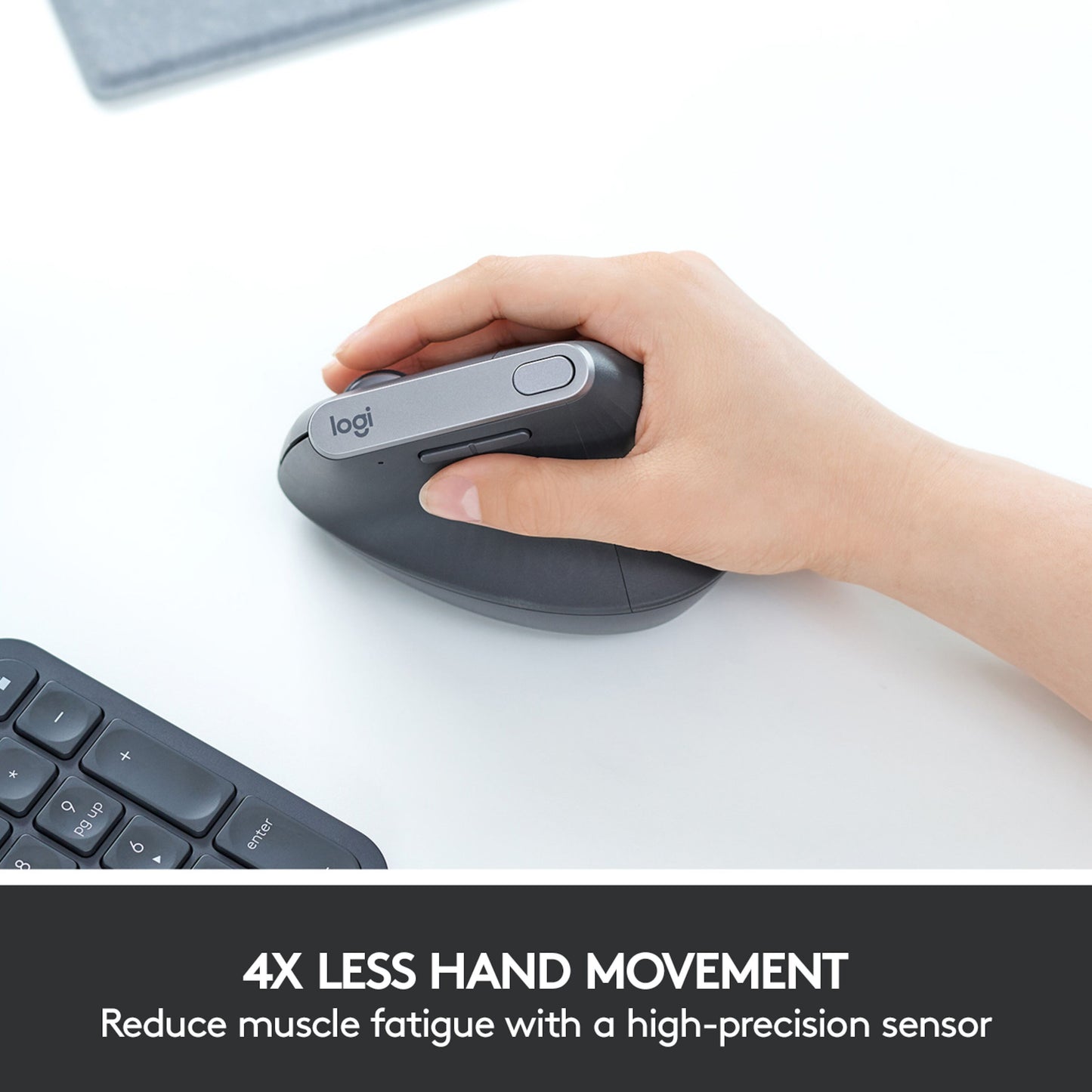 Logitech MX Vertikal trådløs mus, sort, ses i hånd ved tastatur med tekst: 4x mindre håndbevægelse.