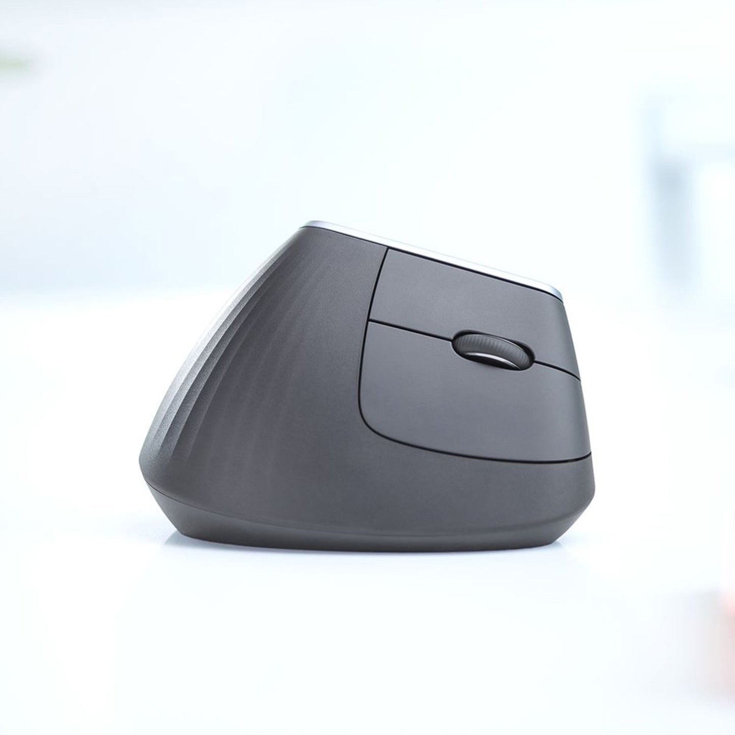 Logitech MX Vertikal trådløs mus, mørkegrå med sølv scrollhjul.