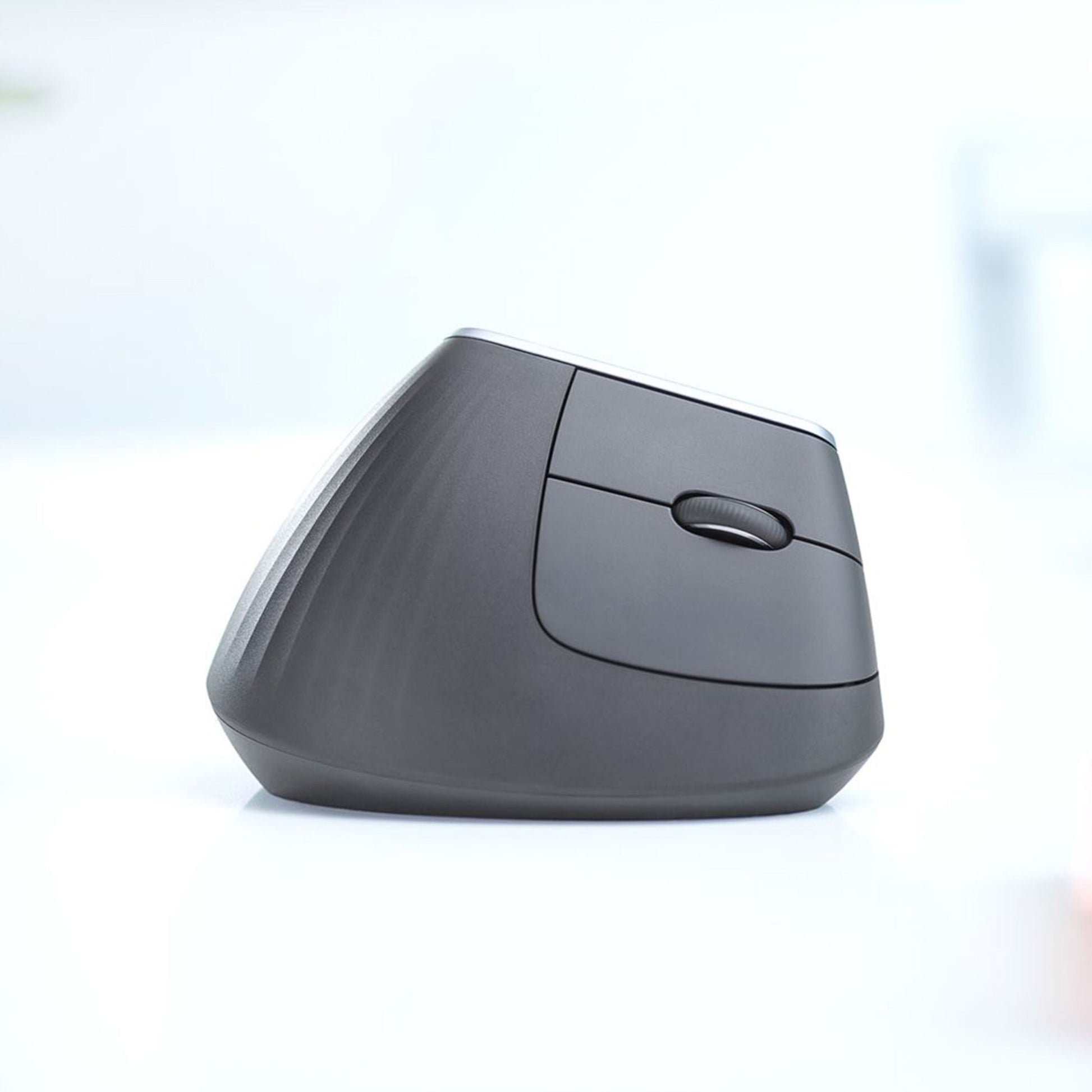 Logitech MX Vertikal trådløs mus, mørkegrå med sølv scrollhjul.