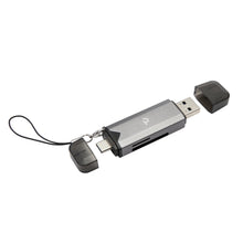 Hukommelseskortlæser til SD/Micro-SD, sølv, USB-A og USB-C stik, hukommelseskortslot, sort rem på én hætte.
