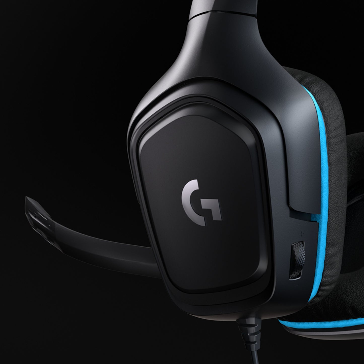 Logitech G432 gaming headset med surroundlyd, blå detalje, justerbar mikrofon, Logitech G-logo på ørekoppen.
