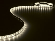 Ledsavers LED-strip Hvid 3 m med varm hvidt lys i rulle, placeret på mørk overflade.