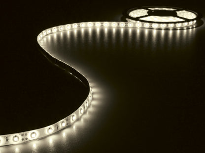 Ledsavers LED-strip Hvid 3 m med varm hvidt lys i rulle, placeret på mørk overflade.