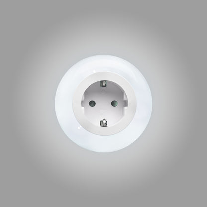 Ledsavers natlampe med hvidt europæisk stik og skumringsrelæ, set mod ensfarvet grå baggrund.