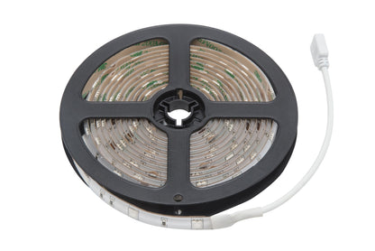 LED-stribe RGB 5 m rulle på sort spole med hvidt stik, flerfarvet belysning, kabel synligt.