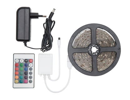 LED-strip RGB 5 m med sort strømforsyning, farverig fjernbetjening, hvid kontrolboks og rulle med coilet LED-bånd.